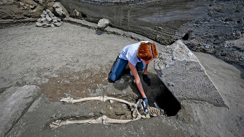 FOTOS: Descubren un esqueleto aplastado por una enorme roca lanzada por el Vesubio