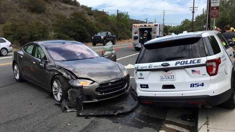 Un Tesla choca contra un patrullero y el conductor culpa al piloto automático