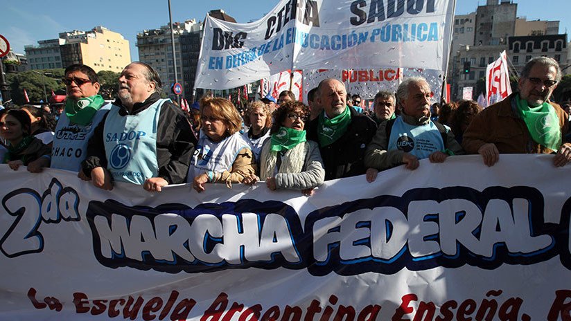 Miles de argentinos se movilizan en todo el país "por pan y trabajo"