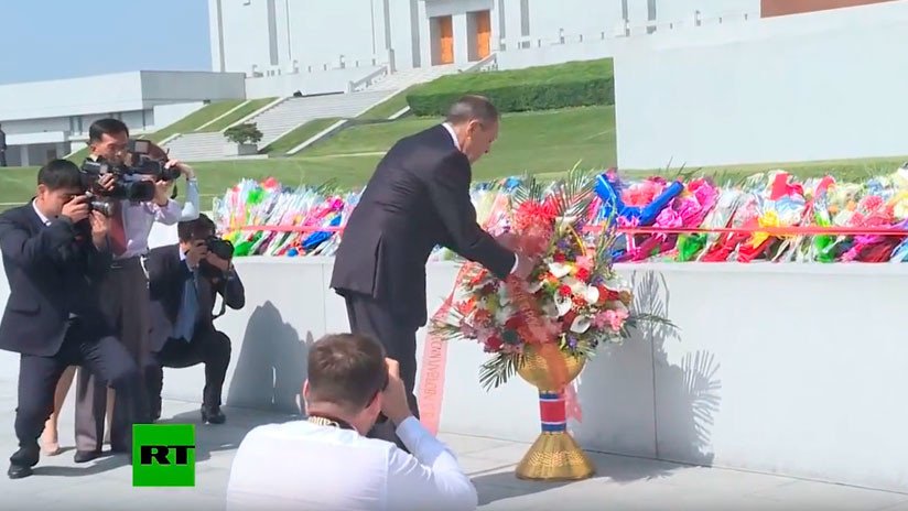 VIDEO: Lavrov deposita flores en monumentos de Corea del Norte