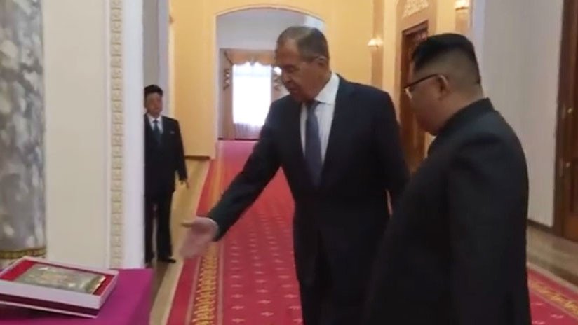 Video: Esto es lo que le regaló Lavrov a Kim Jong-un para "guardar secretos"
