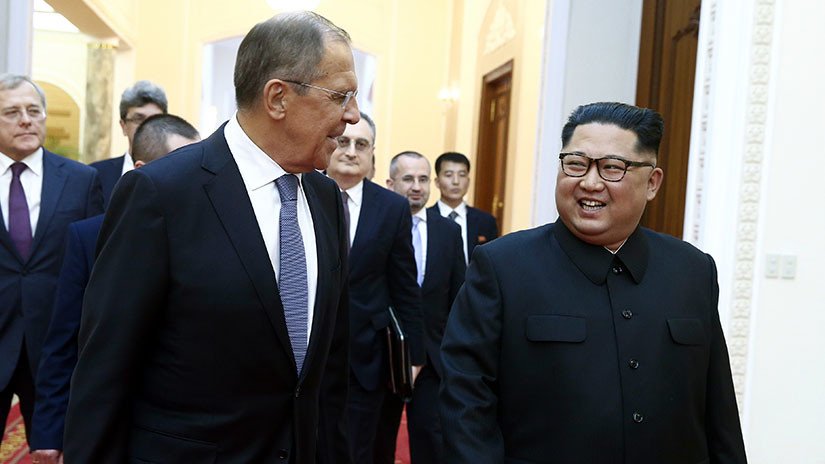 El líder norcoreano, Kim Jong-un, junto con el canciller ruso, Serguéi Lavrov.