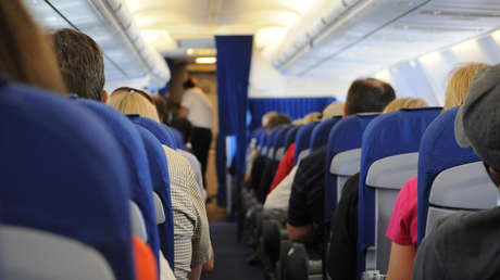Un pasajero chino abre la escotilla de emergencia para airear el avión 