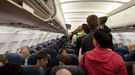 Un pasajero se pasea desnudo durante un vuelo y lo encierran en el baño