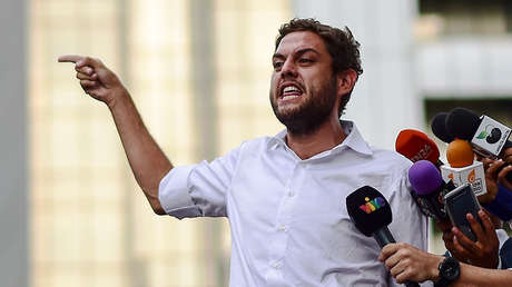 VIDEO: Diputado opositor golpea a una guardia frente al parlamento venezolano