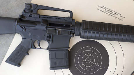 FOTO: Se gradúa de una universidad de EE.UU. y camina por el campus con un rifle AR-10