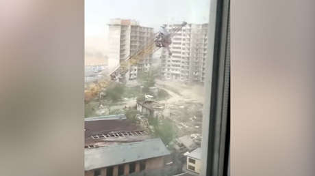 VIDEO: Inesperada tormenta derriba una grúa en una urbanización en construcción