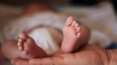 Una mujer vende a su hija de 19 meses para gastar el dinero en cosméticos