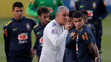 El último entrenamiento de los pentacampeones del mundo en Brasil termina en un tumulto de hinchas
