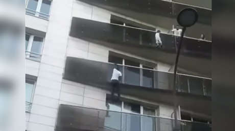 VIDEO: 'Spiderman' africano escala una fachada hasta un cuarto piso para rescatar a un niño en París