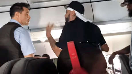 VIDEO: Le negaron más cerveza en un vuelo, armó un escándalo y ahora enfrenta 20 años de prisión 