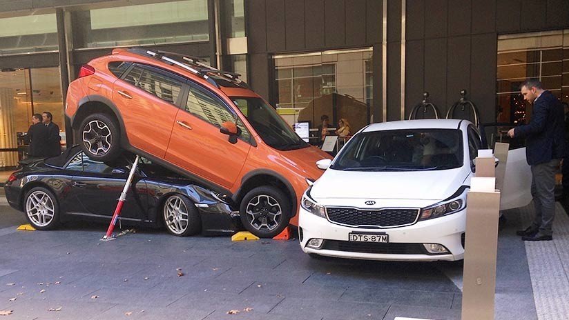 VIDEO, FOTOS: Un aparcacoches intenta estacionar un Porshe y termina debajo de un todoterreno