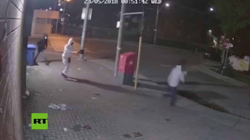FUERTE VIDEO: Se salva de morir de un balazo en la cabeza porque se atasca el arma del criminal