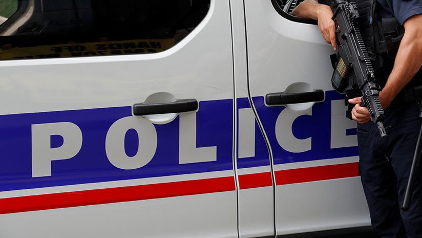 La Policía francesa realiza explosiones controladas en un vehículo sospechoso a las afueras de París