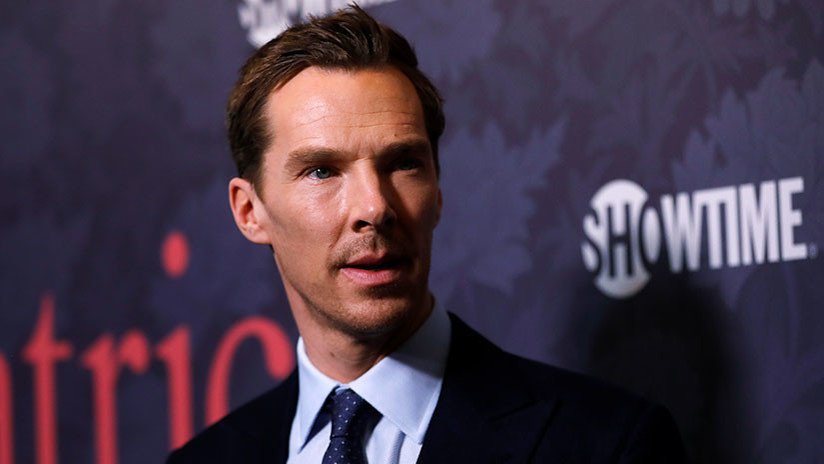 El actor británico Benedict Cumberbatch salva a un repartidor del ataque de cuatro ladrones