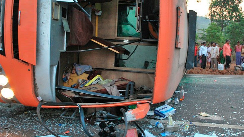 VIDEOS, FOTOS: Al menos once muertos tras un choque entre un camión y un microbús en México
