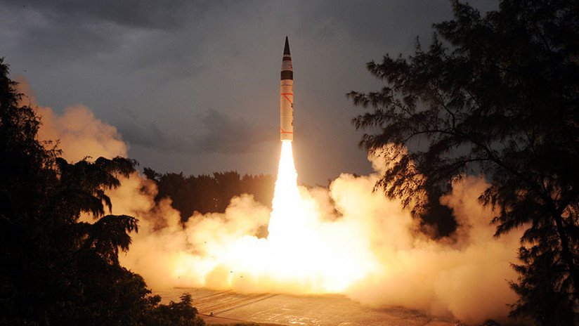 La India prueba con éxito el misil balístico Agni-5 capaz de portar una carga nuclear