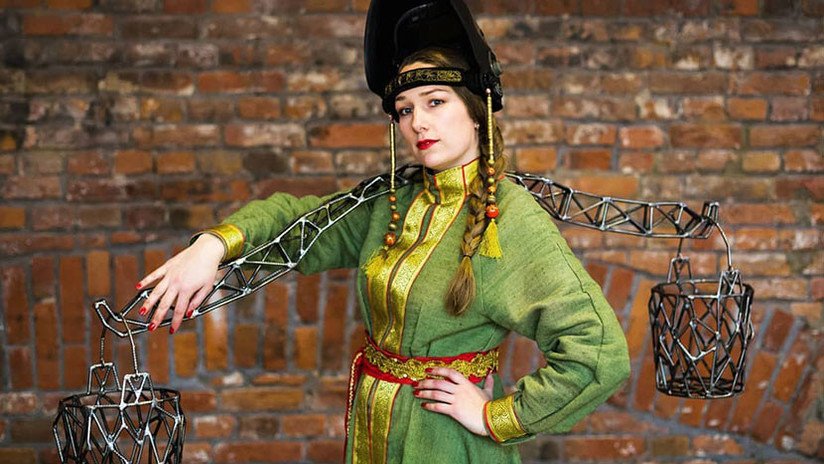 FOTOS, VIDEOS: La reina rusa de la soldadura que forja sus esculturas con trajes ignífugos