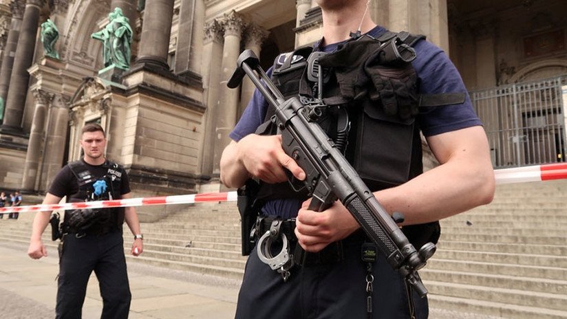 Un policía abre fuego contra un hombre en la catedral de Berlín (VIDEO)