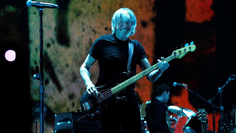 FOTOS: Exlíder de Pink Floyd muestra su apoyo a Assange durante un concierto en Berlín