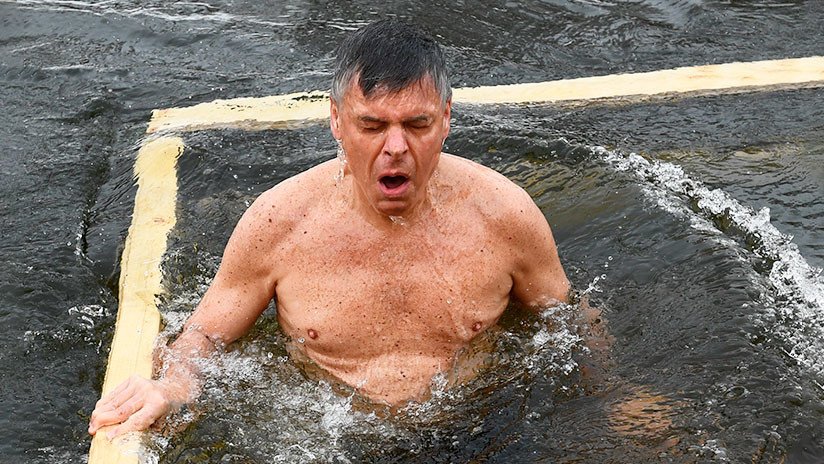 El embajador de EE.UU. en Moscú admite que se sumergió en aguas heladas para competir con Putin