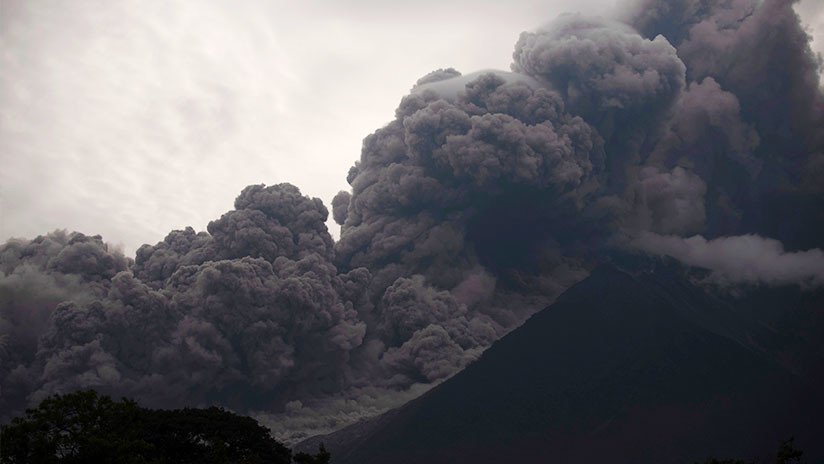 Efecto Photoshop: Las cenizas del Volcán de Fuego 'retocan' un campo de golf en Guatemala 