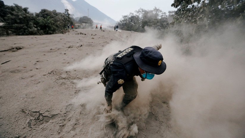 FOTOS: Rescatistas huyen cuando el Volcán de Fuego vuelve a entrar en erupción 