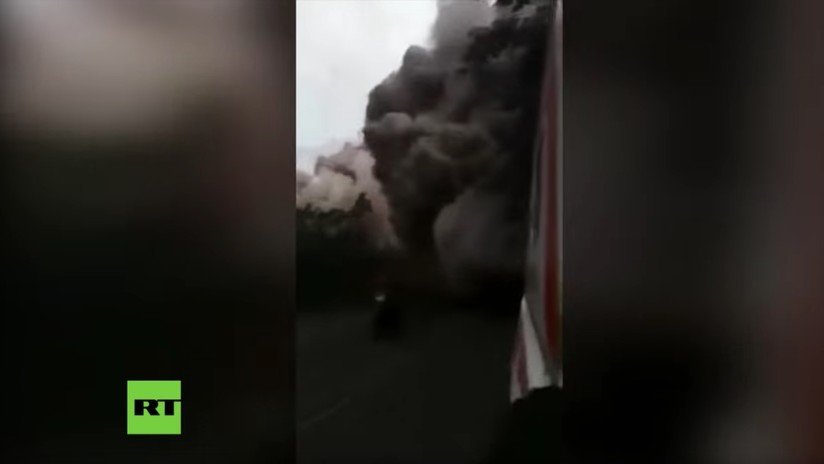 En plena erupción: Pasajero de una camioneta filma cómo es 'engullido' por una nube de cenizas