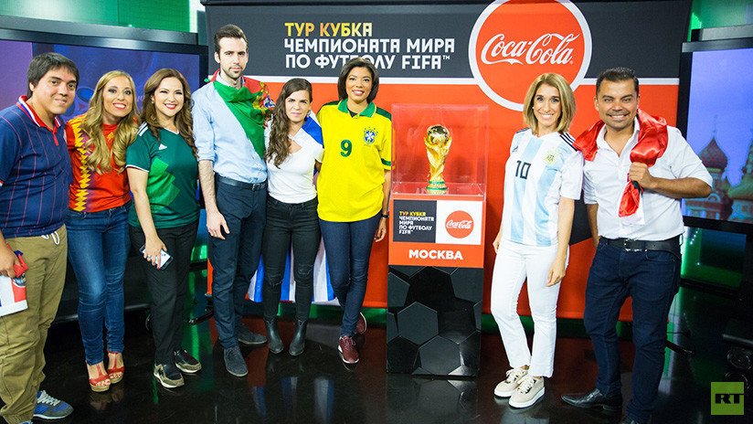 El trofeo de la Copa Mundial de la FIFA llega a los estudios de RT en Moscú