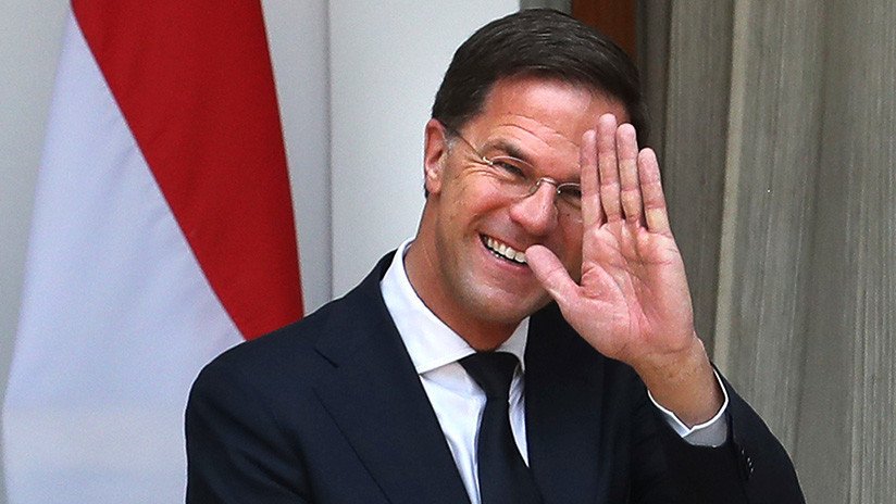 VIDEO: El 'premier' neerlandés vuelca su café en el Parlamento y asombra con lo que hace después