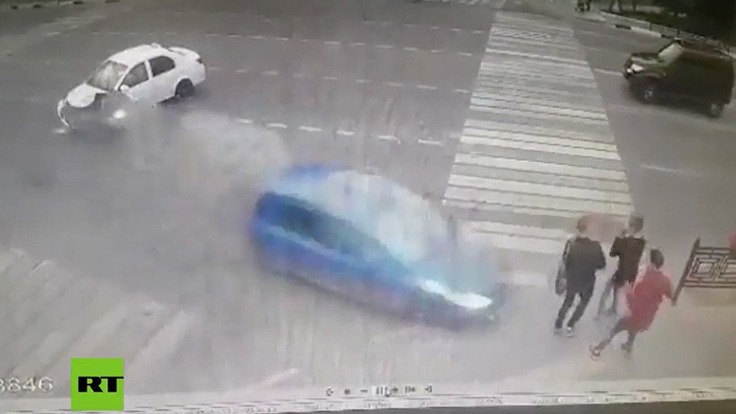 FUERTE VIDEO: Un auto se estrella con otro a toda velocidad y tres adolescentes saltan por los aires
