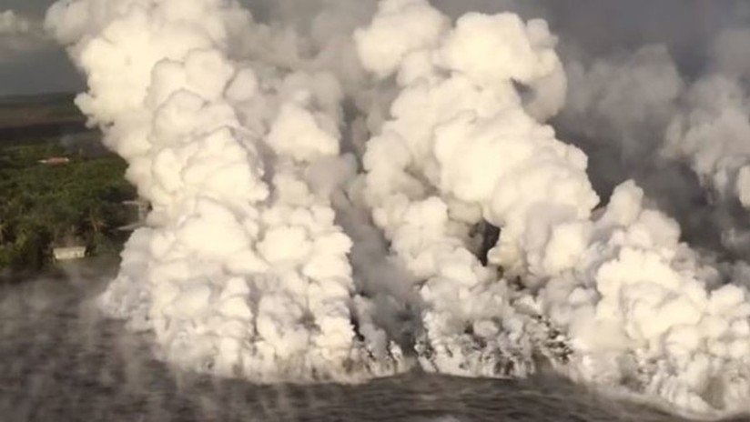 VIDEO: Se forman gigantescas nubes tóxicas al derramarse la lava del volcán Kilauea en el océano