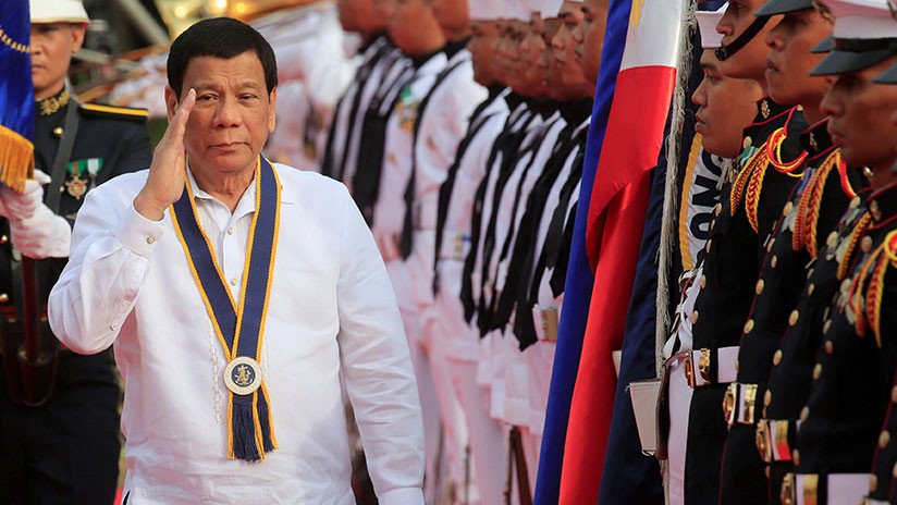"Besé a todas": Duterte promete dimitir si se lo piden las mujeres filipinas