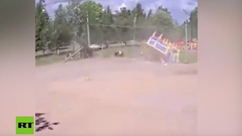 VIDEO: Una violenta ráfaga de viento tumba un castillo inflable con niños dentro