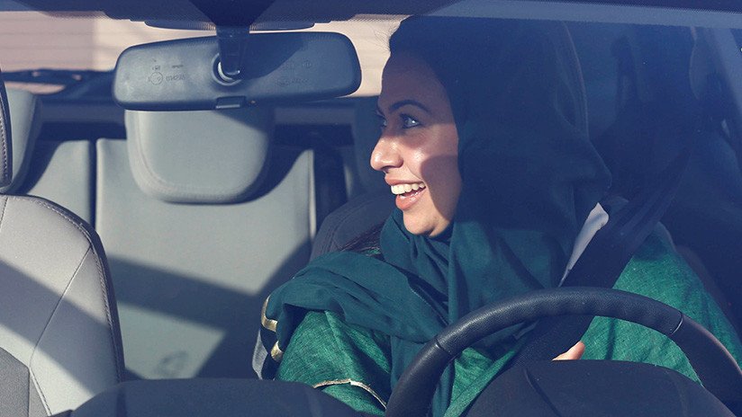 Las mujeres ya tienen carné de conducir en Arabia Saudita, pero hay 8 cosas que aún no pueden hacer