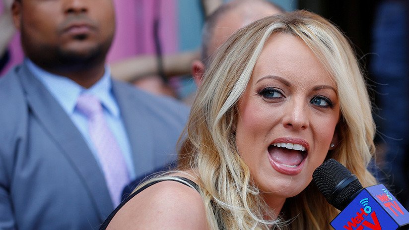 Stormy Daniels acusa a su exabogado de ser un "títere" de Trump