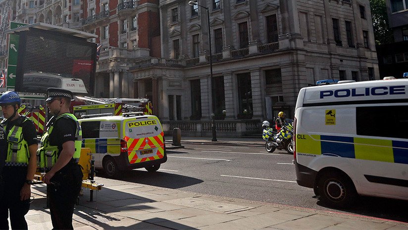 VIDEO: Motociclistas armados con 'cuchillos zombi' y martillos asaltan una joyería en Londres