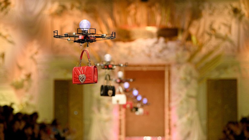 ¿Rebelión de las máquinas? Con drones en vez de modelos se adapta D&G a la pasarela saudita (VIDEO)