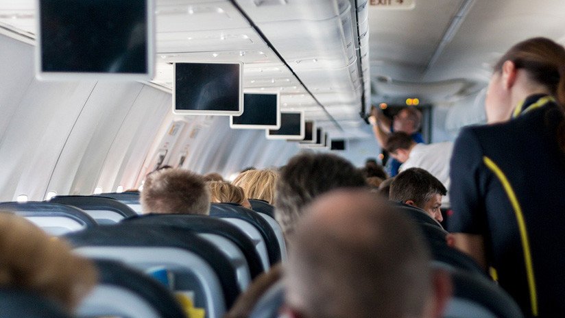 "Vuelo infernal": Desvían un avión  porque una mujer amenaza con matar a todos los pasajeros