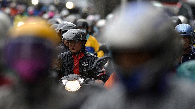 FUERTE VIDEO: Un camión pasa por encima de la cabeza de un motociclista en Filipinas