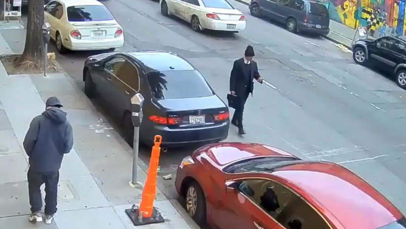 VIDEO: Un hombre patea violentamente a una persona 'sin techo' que dormía en la calle