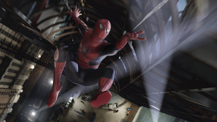VIDEO: 'Spiderman' trepa por un edificio y salva la vida de un bebé que quedó colgado de unas rejas