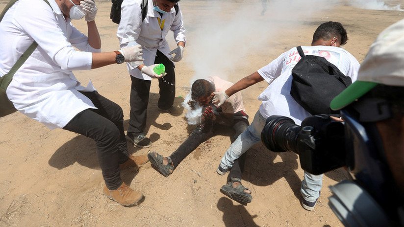 FUERTES FOTOS: Manifestante palestino es impactado en la cara por granada de gas lacrimógeno israelí