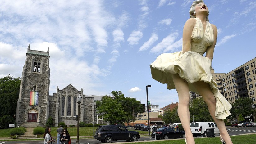 FOTOS: Polémica por una estatua de Marilyn Monroe exponiendo su parte trasera frente a una iglesia