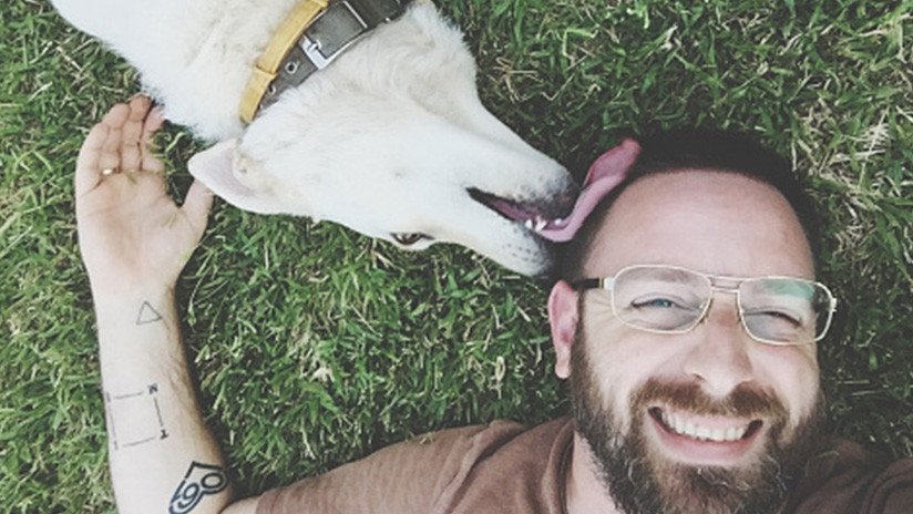 Vende 'selfi' con un perro a un stock de imágenes y aparece en un artículo sobre zoofilia (FOTO)