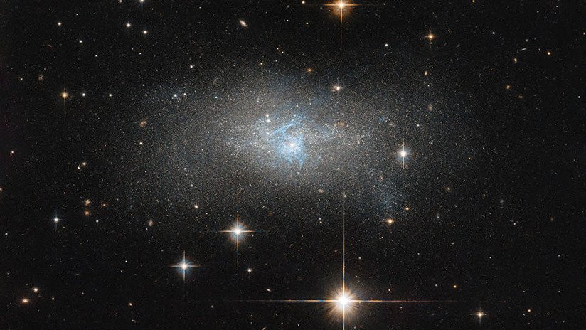 La NASA publica la imagen de una galaxia enana con un núcleo extremadamente brillante