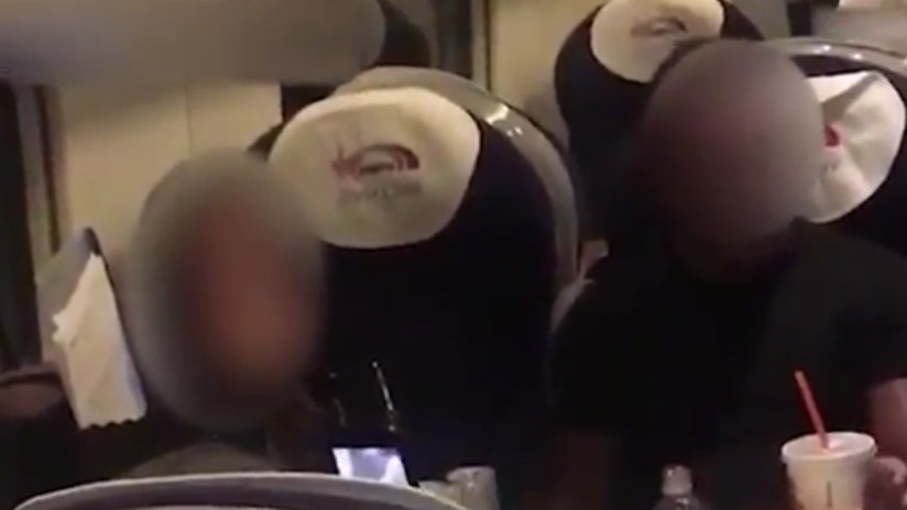 VIDEO: Un 'multimillonario' llama "esclava negra" a una mujer en un tren en Reino Unido