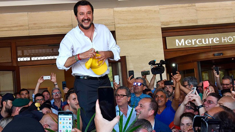 España acoge al barco Aquarius con 629 inmigrantes y el líder de la ultraderecha italiana lo celebra