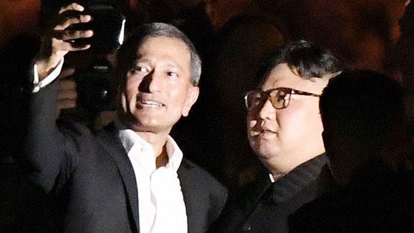 El primer selfi de Kim Jong-un: El líder norcoreano posa sonriente con políticos de Singapur