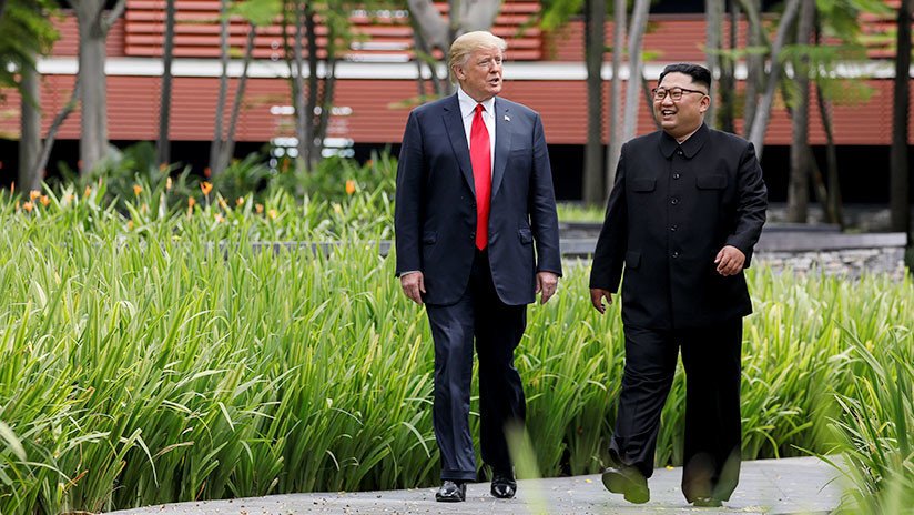 Medios: Kim Jong-un usó zapatos con plataformas para aparecer más alto en la reunión con Trump